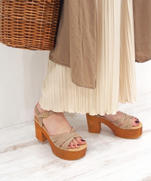 あしながおじさん(アシナガオジサン)の「厚底ウッドソールサンダル / あしながおじさん(サンダル・レディース・ブラック/イエロー/ベージュ・L/S/M/LL)」の2枚目の写真