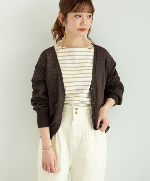 earth music&ecology(アースミュージックアンドエコロジー)の「シアーVネックカーディガン *(カーディガン/ボレロ・レディース・ブラウン/ピンク/オフホワイト/ミント/グレイッシュベージュ/ブラック・FREE)」の4枚目の写真