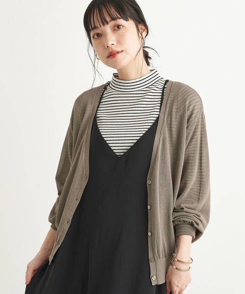 earth music&ecology(アースミュージックアンドエコロジー)の「シアーVネックカーディガン *(カーディガン/ボレロ・レディース・ブラウン/ピンク/オフホワイト/ミント/グレイッシュベージュ/ブラック・FREE)」の5枚目の写真