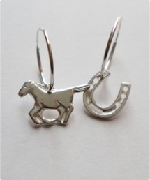 tone（トーン）の「Ceskariko/＜Silver925＞馬と蹄鉄のフープピアス（ピアス（両耳用））」