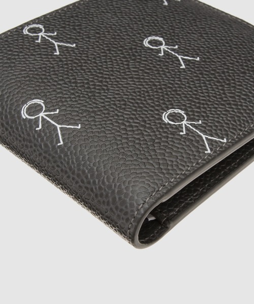 THOM BROWNE（トムブラウン）の「BILLFOLD IN 3D MR. THOM ICON PRINT ON PEBBLE GRAIN LEATHER - L11.5, H10, W2（財布・メンズ・グレー・ONE SIZE）」の2枚目の写真