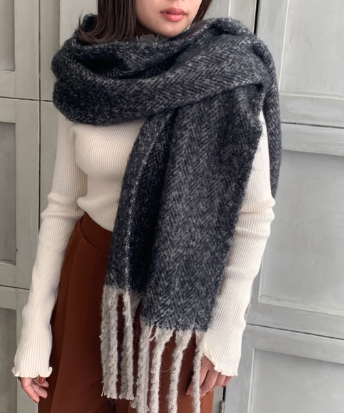 moment+（モーメントプラス）の「ヘリンボーンボリュームフリンジマフラー（マフラー・レディース・ブラック/ブラウン・FREE）」の2枚目の写真