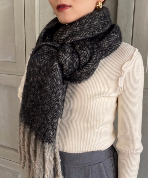 moment+（モーメントプラス）の「ヘリンボーンボリュームフリンジマフラー（マフラー・レディース・ブラック/ブラウン・FREE）」の3枚目の写真