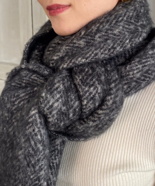 moment+（モーメントプラス）の「ヘリンボーンボリュームフリンジマフラー（マフラー・レディース・ブラック/ブラウン・FREE）」の6枚目の写真
