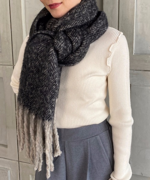 moment+（モーメントプラス）の「ヘリンボーンボリュームフリンジマフラー（マフラー・レディース・ブラック/ブラウン・FREE）」の4枚目の写真