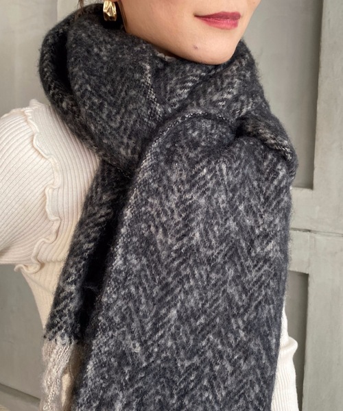 moment+（モーメントプラス）の「ヘリンボーンボリュームフリンジマフラー（マフラー・レディース・ブラック/ブラウン・FREE）」の5枚目の写真