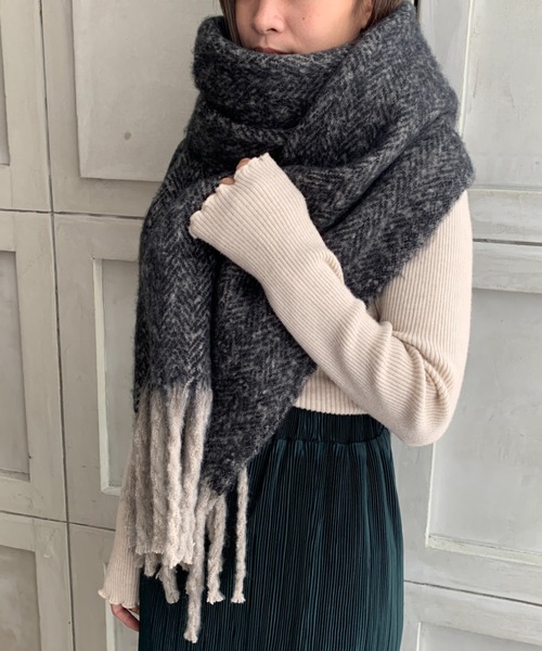 moment+（モーメントプラス）の「ヘリンボーンボリュームフリンジマフラー（マフラー・レディース・ブラック/ブラウン・FREE）」の7枚目の写真