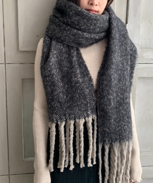 moment+（モーメントプラス）の「ヘリンボーンボリュームフリンジマフラー（マフラー・レディース・ブラック/ブラウン・FREE）」の8枚目の写真