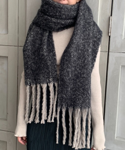 moment+（モーメントプラス）の「ヘリンボーンボリュームフリンジマフラー（マフラー・レディース・ブラック/ブラウン・FREE）」の9枚目の写真