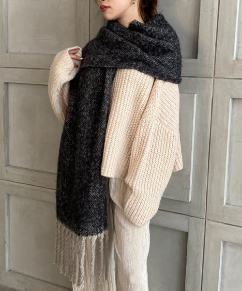 moment+（モーメントプラス）の「ヘリンボーンボリュームフリンジマフラー（マフラー・レディース・ブラック/ブラウン・FREE）」の12枚目の写真