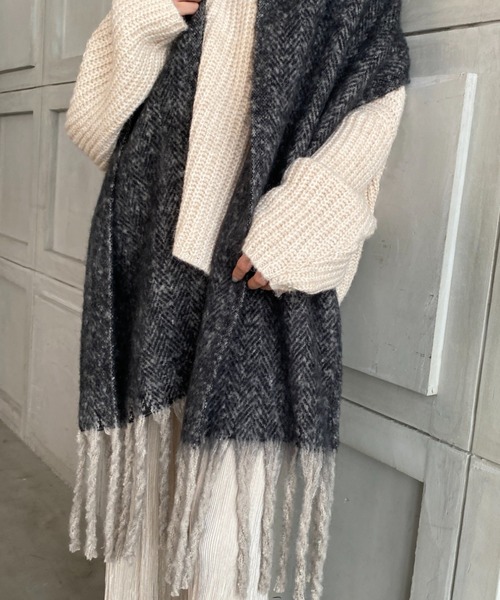moment+（モーメントプラス）の「ヘリンボーンボリュームフリンジマフラー（マフラー・レディース・ブラック/ブラウン・FREE）」の16枚目の写真