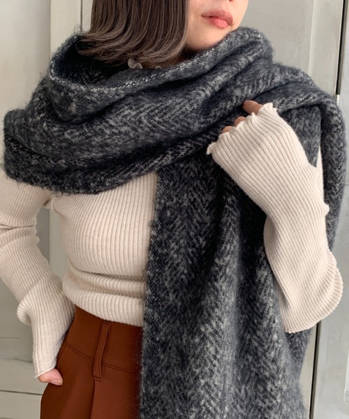 moment+（モーメントプラス）の「ヘリンボーンボリュームフリンジマフラー（マフラー・レディース・ブラック/ブラウン・FREE）」の17枚目の写真
