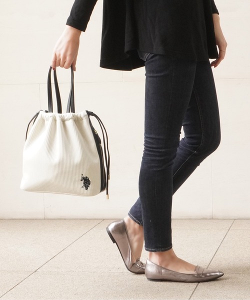 U.S. POLO ASSN.(ユーエスポロアッスン)の「【U.S. POLO ASSN.】 ユーエスポロアッスン コーデュロイ 2WAY巾着バッグ(ハンドバッグ・レディース・ブラック/ベージュ/ホワイト×ブラック・FREE)」の4枚目の写真