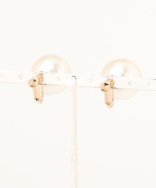 Fun & Daily（ファンアンドデイリー）の「F&D : ラージコットンパールイヤリング（イヤリング・レディース・ホワイト・FREE）」の2枚目の写真