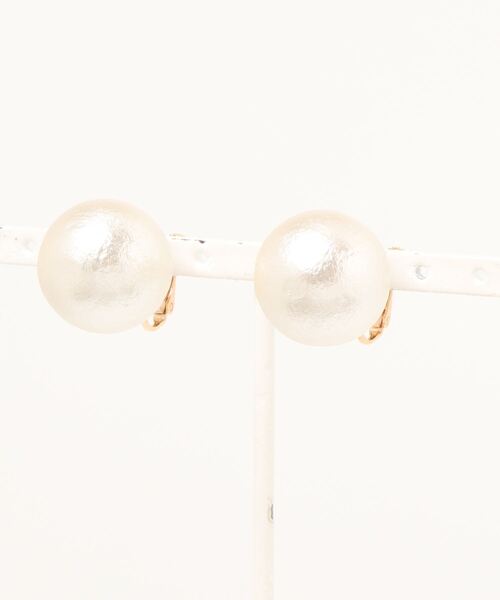Fun & Daily（ファンアンドデイリー）の「F&D : ラージコットンパールイヤリング（イヤリング・レディース・ホワイト・FREE）」の3枚目の写真