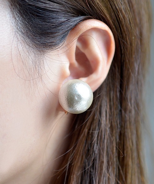 Fun & Daily（ファンアンドデイリー）の「F&D : ラージコットンパールイヤリング（イヤリング・レディース・ホワイト・FREE）」の4枚目の写真