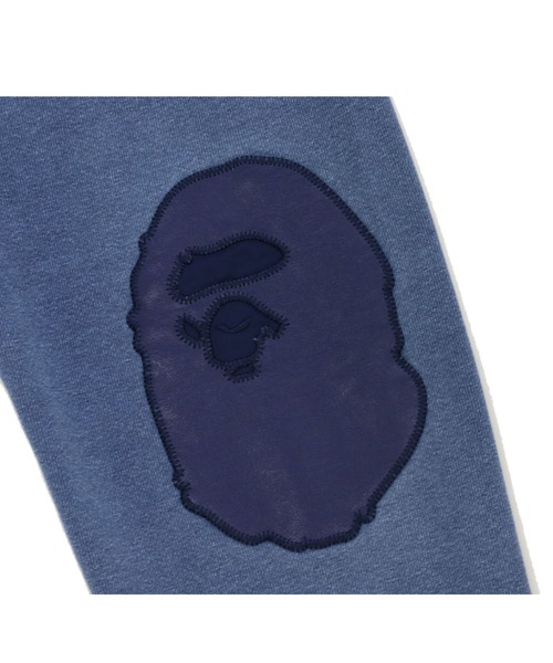 A BATHING APE(アベイシングエイプ)の「BAPE PATCH INDIGO CREWNECK M(スウェット・メンズ・インディゴブルー・MEDIUM/X-LARGE/SMALL/XX-LARGE/LARGE)」の2枚目の写真