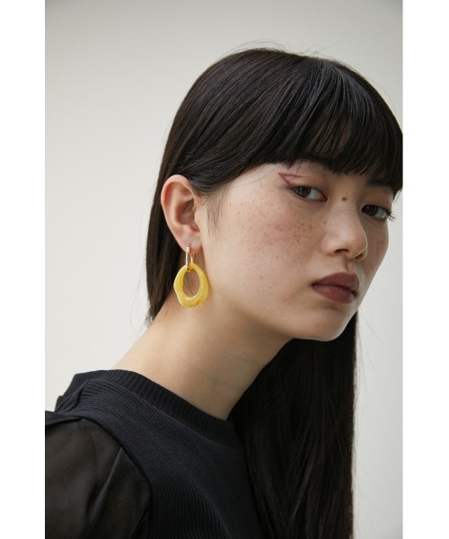 AZUL by moussy（アズールバイマウジー）の「2WAY COLOR ACRYL RING EARRINGS/フェイクパールアシンメトリーイヤリング（ピアス（両耳用）・レディース・イエロー/ダークブルー・FREE）」の11枚目の写真