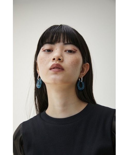AZUL by moussy（アズールバイマウジー）の「2WAY COLOR ACRYL RING EARRINGS/フェイクパールアシンメトリーイヤリング（ピアス（両耳用）・レディース・イエロー/ダークブルー・FREE）」の6枚目の写真