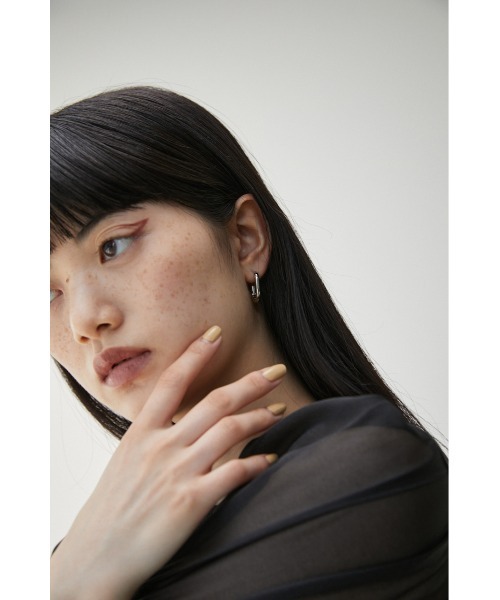 AZUL by moussy（アズールバイマウジー）の「2WAY COLOR ACRYL RING EARRINGS/フェイクパールアシンメトリーイヤリング（ピアス（両耳用）・レディース・イエロー/ダークブルー・FREE）」の10枚目の写真