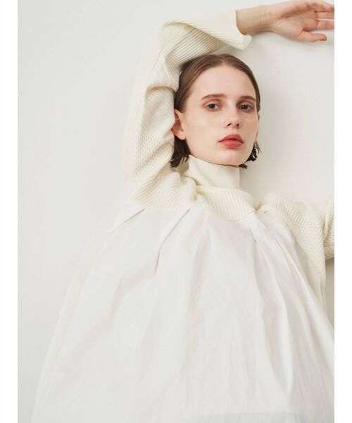 ELENDEEK(エレンディーク)の「TUCK PLEATS COMBI CABLE KT(ニット/セーター・レディース・オフホワイト/ブラック・FREE)」の13枚目の写真
