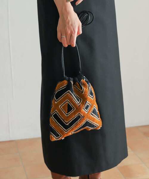 URBAN RESEARCH DOORS(アーバンリサーチドアーズ)の「『別注』beej×DOORS ベルベットバッグ(ショルダーバッグ・レディース・ブラック/ブラウン・ONE)」の1枚目の写真