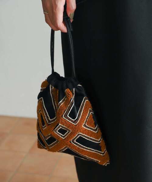 URBAN RESEARCH DOORS(アーバンリサーチドアーズ)の「『別注』beej×DOORS ベルベットバッグ(ショルダーバッグ・レディース・ブラック/ブラウン・ONE)」の4枚目の写真