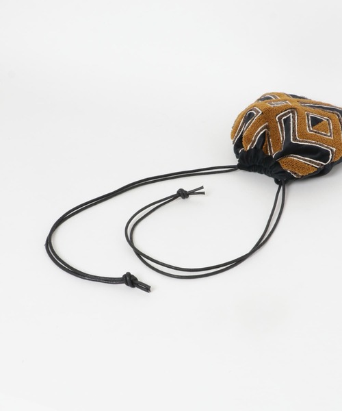 URBAN RESEARCH DOORS(アーバンリサーチドアーズ)の「『別注』beej×DOORS ベルベットバッグ(ショルダーバッグ・レディース・ブラック/ブラウン・ONE)」の9枚目の写真