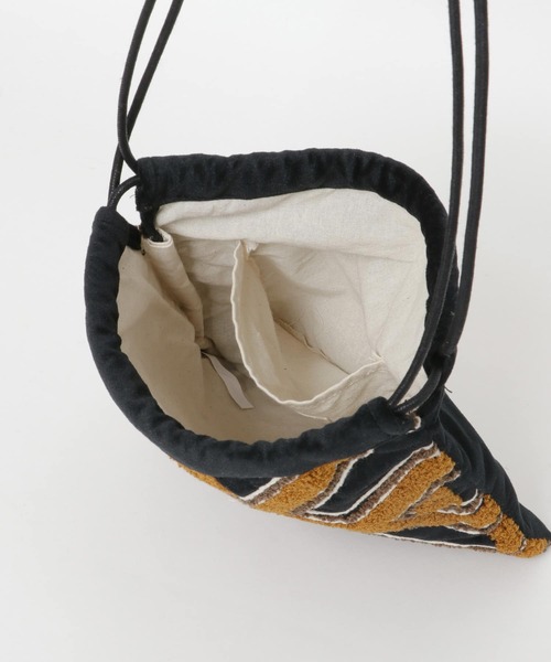 URBAN RESEARCH DOORS(アーバンリサーチドアーズ)の「『別注』beej×DOORS ベルベットバッグ(ショルダーバッグ・レディース・ブラック/ブラウン・ONE)」の10枚目の写真