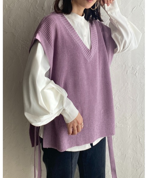 She's Closet(シーズクローゼット)の「Vネック片畦編みサイドリボン前後差ロングニットベスト(ベスト・レディース・ブラック/ブラウン/グレイッシュベージュ/グリーン/ラベンダー・FREE)」の5枚目の写真
