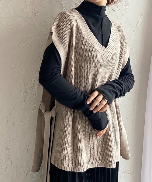 She's Closet(シーズクローゼット)の「Vネック片畦編みサイドリボン前後差ロングニットベスト(ベスト・レディース・ブラック/ブラウン/グレイッシュベージュ/グリーン/ラベンダー・FREE)」の3枚目の写真