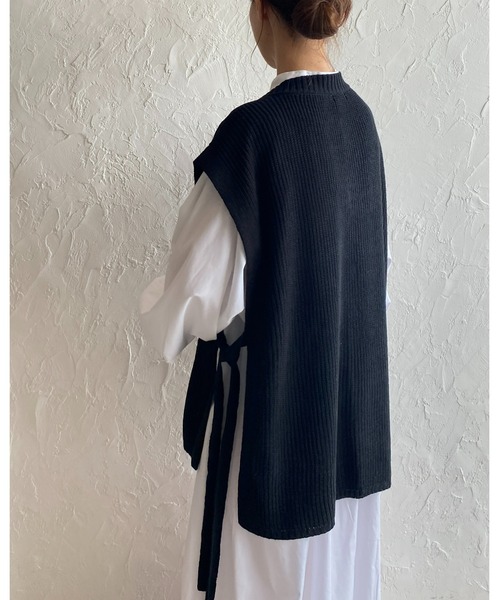 She's Closet(シーズクローゼット)の「Vネック片畦編みサイドリボン前後差ロングニットベスト(ベスト・レディース・ブラック/ブラウン/グレイッシュベージュ/グリーン/ラベンダー・FREE)」の7枚目の写真