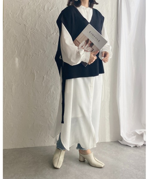 She's Closet(シーズクローゼット)の「Vネック片畦編みサイドリボン前後差ロングニットベスト(ベスト・レディース・ブラック/ブラウン/グレイッシュベージュ/グリーン/ラベンダー・FREE)」の12枚目の写真
