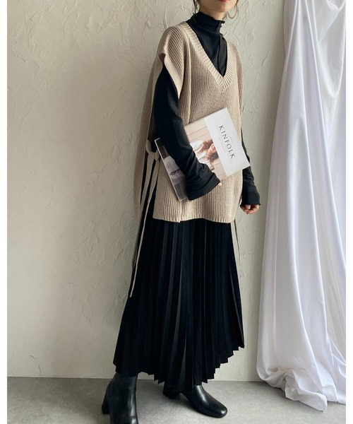 She's Closet(シーズクローゼット)の「Vネック片畦編みサイドリボン前後差ロングニットベスト(ベスト・レディース・ブラック/ブラウン/グレイッシュベージュ/グリーン/ラベンダー・FREE)」の14枚目の写真