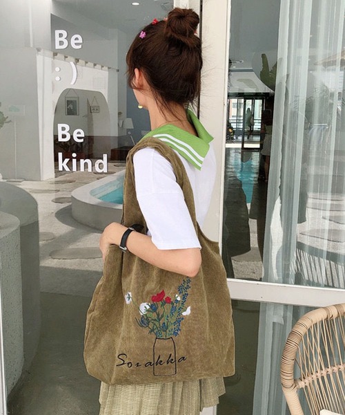 ⭐️大幅なお値下げ本日迄⭐️アルベロベロ⭐️オールスター刺繍トートバッグ （ベージュ） EPICKS（エピックス）の「フラワー刺繍ベロアトートバッグ（トート