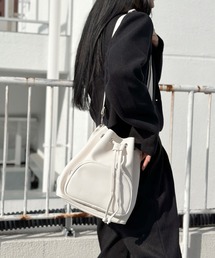 LVEU. | 【LVEU.】2way巾着フェイクレザーバッグ / バッグ 鞄 BAG 巾着 ショルダー ハンドバッグ 2way フェイクレザー レザー 合皮 ブラック オフホワイト(ショルダーバッグ)