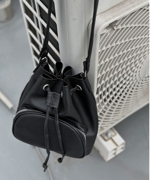 LVEU.（ラブユ.）の「【LVEU.】2way巾着ショルダーバッグ / バッグ 鞄 BAG 巾着 ショルダー ハンドバッグ 2way 合皮  合皮 ブラック オフホワイト（ショルダーバッグ・レディース・オフホワイト/ブラック・FREE）」の10枚目の写真