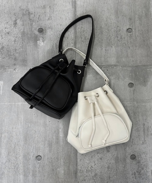 LVEU.（ラブユ.）の「【LVEU.】2way巾着ショルダーバッグ / バッグ 鞄 BAG 巾着 ショルダー ハンドバッグ 2way 合皮  合皮 ブラック オフホワイト（ショルダーバッグ・レディース・オフホワイト/ブラック・FREE）」の4枚目の写真