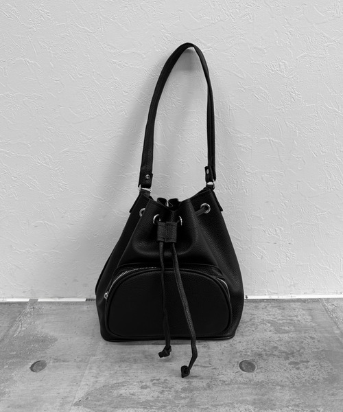 LVEU.（ラブユ.）の「【LVEU.】2way巾着ショルダーバッグ / バッグ 鞄 BAG 巾着 ショルダー ハンドバッグ 2way 合皮  合皮 ブラック オフホワイト（ショルダーバッグ・レディース・オフホワイト/ブラック・FREE）」の5枚目の写真