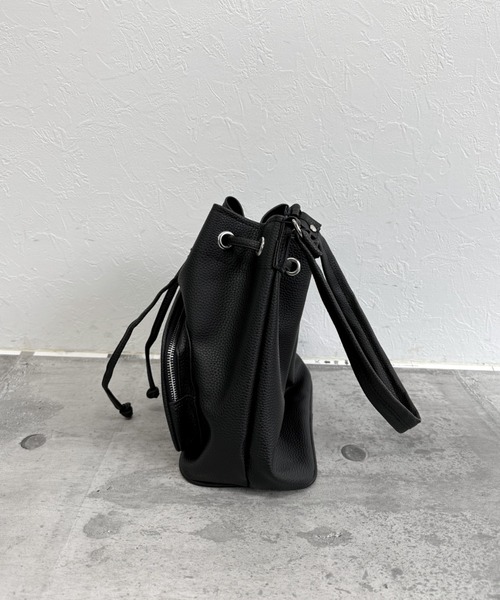 LVEU.（ラブユ.）の「【LVEU.】2way巾着ショルダーバッグ / バッグ 鞄 BAG 巾着 ショルダー ハンドバッグ 2way 合皮  合皮 ブラック オフホワイト（ショルダーバッグ・レディース・オフホワイト/ブラック・FREE）」の6枚目の写真