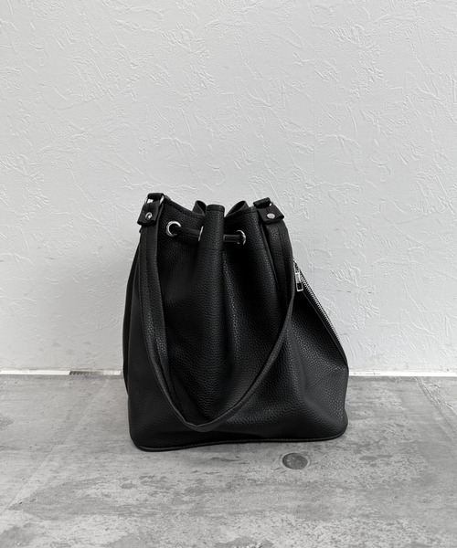 LVEU.（ラブユ.）の「【LVEU.】2way巾着ショルダーバッグ / バッグ 鞄 BAG 巾着 ショルダー ハンドバッグ 2way 合皮  合皮 ブラック オフホワイト（ショルダーバッグ・レディース・オフホワイト/ブラック・FREE）」の7枚目の写真