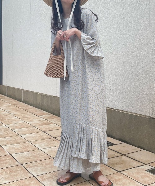 Bab（バブ）の「裾アシメプリーツワンピース（ワンピース・レディース・ライトブルー/オフホワイト/ブラック・M）」の4枚目の写真