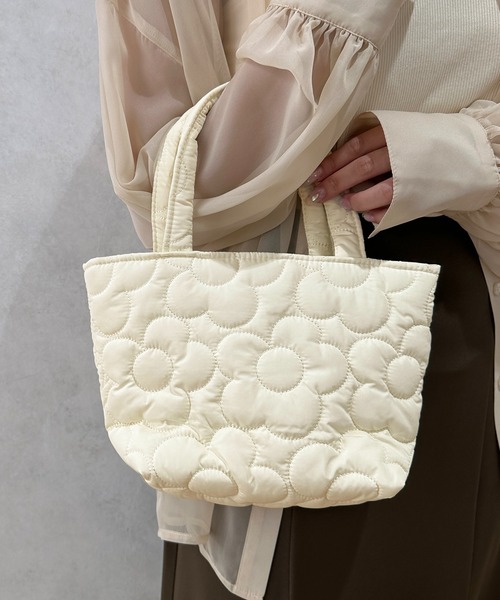 apres jour clair（アプレジュールクレア）の「【apres jour clair×ARIAZ】フラワーキルティングバッグ（ハンドバッグ・レディース・ライトブラウン/イエロー/ミント/アイボリー・FREE）」の6枚目の写真