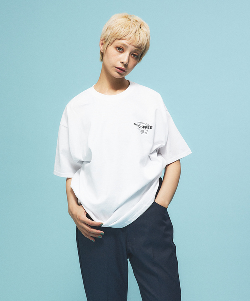 FRUIT OF THE LOOM(フルーツオブザルーム)の「【NO COFFEE × FRUIT OF THE LOOM】コラボアイテム ワンポイントブランドロゴ プリント Tシャツ / ユニセックス(Tシャツ/カットソー・メンズ・ブラック系その他2/ブラック/ブラック系その他/ホワイト系その他2/ブラック系その他3/ホワイト系その他/ホワイト系その他3/ホワイト・M/L/XL)」の2枚目の写真