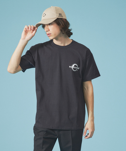 FRUIT OF THE LOOM(フルーツオブザルーム)の「【NO COFFEE × FRUIT OF THE LOOM】コラボアイテム ワンポイントブランドロゴ プリント Tシャツ / ユニセックス(Tシャツ/カットソー・メンズ・ブラック系その他2/ブラック/ブラック系その他/ホワイト系その他2/ブラック系その他3/ホワイト系その他/ホワイト系その他3/ホワイト・M/L/XL)」の7枚目の写真