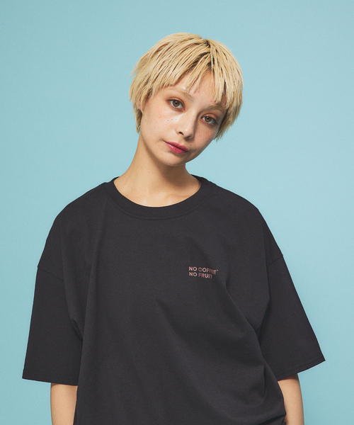 FRUIT OF THE LOOM(フルーツオブザルーム)の「【NO COFFEE × FRUIT OF THE LOOM】コラボアイテム ワンポイントブランドロゴ プリント Tシャツ / ユニセックス(Tシャツ/カットソー・メンズ・ブラック系その他2/ブラック/ブラック系その他/ホワイト系その他2/ブラック系その他3/ホワイト系その他/ホワイト系その他3/ホワイト・M/L/XL)」の8枚目の写真