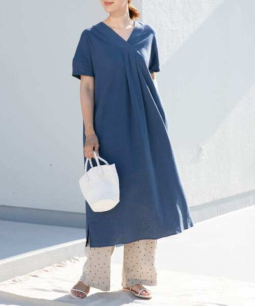 URBAN RESEARCH DOORS（アーバンリサーチドアーズ）の「リネンレーヨンVネックミディワンピース（ワンピース・レディース・ブルー/ブラック/ブラウン系その他・MEDIUM）」の13枚目の写真