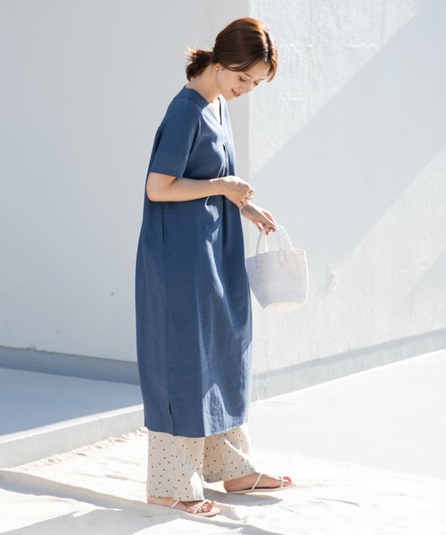 URBAN RESEARCH DOORS（アーバンリサーチドアーズ）の「リネンレーヨンVネックミディワンピース（ワンピース・レディース・ブルー/ブラック/ブラウン系その他・MEDIUM）」の20枚目の写真