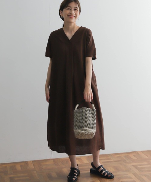 URBAN RESEARCH DOORS（アーバンリサーチドアーズ）の「リネンレーヨンVネックミディワンピース（ワンピース・レディース・ブルー/ブラック/ブラウン系その他・MEDIUM）」の21枚目の写真