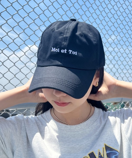 CLEA(クレア)の「【全6色】Moi et Toi ロゴ刺繍カラーキャップ(キャップ・レディース・ブラック/ライトピンク/ライトベージュ/オレンジ/ベージュ/ピンク・FREE)」の2枚目の写真